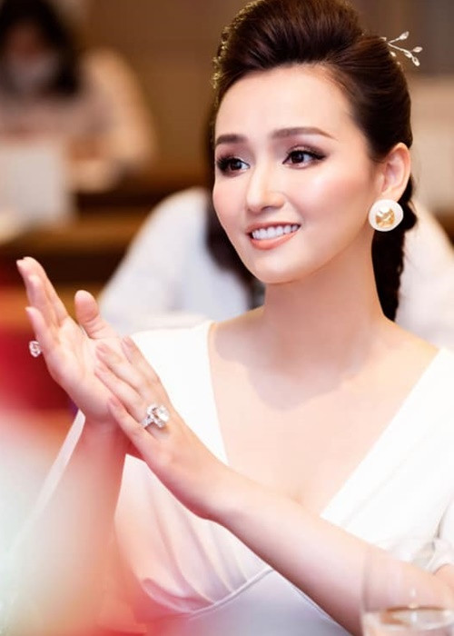 Người đẹp Lã Thanh Huyền có cuộc sống xa hoa thế nào? Nguoi dep La Thanh Huyen co cuoc song xa hoa the nao?