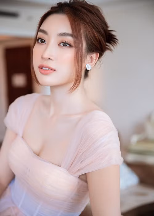 Nhan sac hoa hau Do My Linh qua thoi gian