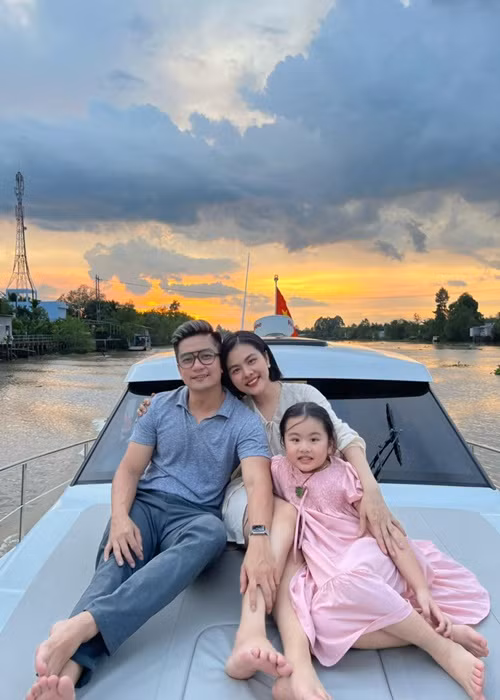 Ngam 3 co con gai cuc de thuong cua Van Trang va chong Viet kieu