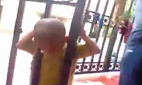 Toát mồ hôi giải cứu bé trai kẹt đầu ở cửa sắt Toat mo hoi giai cuu be trai ket dau o cua sat