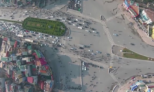 Cận cảnh giao lộ phân luồng kỳ cục nhất Hà Nội Can canh giao lo phan luong ky cuc nhat Ha Noi