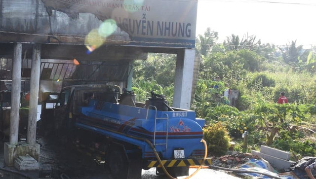 Trạm xăng bốc cháy dữ dội sau tiếng nổ lớn Tram xang boc chay du doi sau tieng no lon