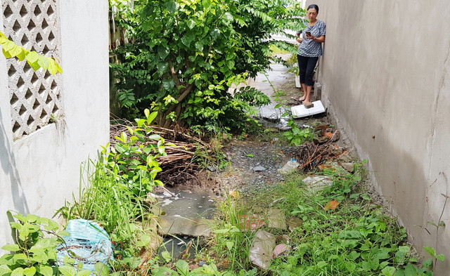 Nhiều hộ dân bị chặn đường thoát nước kêu cứu chính quyền ở miền Tây - Hình 2 Nhieu ho dan bi chan duong thoat nuoc keu cuu chinh quyen o mien Tay-Hinh-2