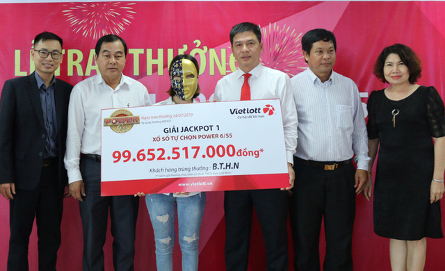 Cô gái làm tóc ở Bến Tre nhận giải Jackpot gần 100 tỷ đồng của Vietlott Co gai lam toc o Ben Tre nhan giai Jackpot gan 100 ty dong cua Vietlott