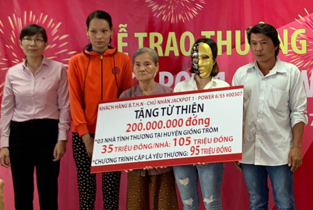 Cô gái làm tóc ở Bến Tre nhận giải Jackpot gần 100 tỷ đồng của Vietlott - Hình 2 Co gai lam toc o Ben Tre nhan giai Jackpot gan 100 ty dong cua Vietlott-Hinh-2