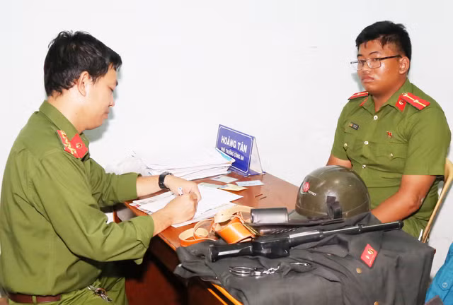 Thanh nien 18 tuoi mac trang phuc gan quan ham thieu uy... cho oai