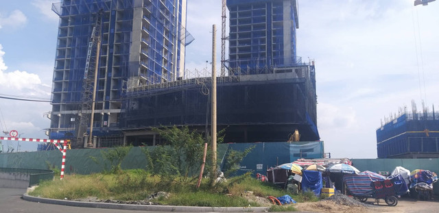 Cháy dự án Empire City, cột khói đen cao hàng chục mét sát hầm Thủ Thiêm - Hình 3 Chay du an Empire City, cot khoi den cao hang chuc met sat ham Thu Thiem-Hinh-3