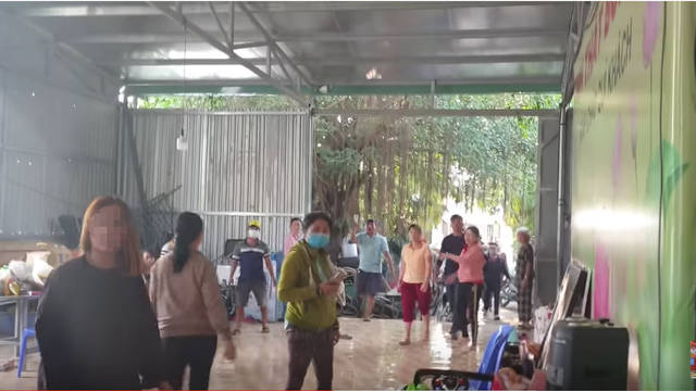 Tịnh thất Bồng Lai nơi 5 chú tiểu “Thách thức danh hài” trú ngụ bị nhóm người lạ đập phá, hành hung sư thầy - Hình 3 Tinh that Bong Lai noi 5 chu tieu “Thach thuc danh hai” tru ngu bi nhom nguoi la dap pha, hanh hung su thay-Hinh-3