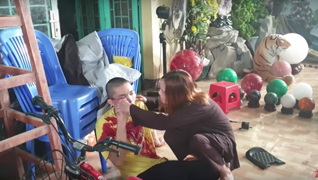 Tịnh thất Bồng Lai nơi 5 chú tiểu “Thách thức danh hài” trú ngụ bị nhóm người lạ đập phá, hành hung sư thầy - Hình 4 Tinh that Bong Lai noi 5 chu tieu “Thach thuc danh hai” tru ngu bi nhom nguoi la dap pha, hanh hung su thay-Hinh-4