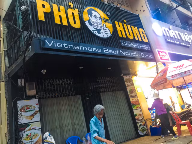 Can canh nhech nhac cua chuoi nha hang Mon Hue bi thao do bien hieu-Hinh-6