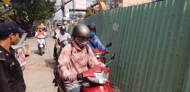 Lô cốt đường ống nước “án ngự” giữa đường, dân kêu trời vì kẹt xe, buôn bán ế ẩm - Hình 5 Lo cot duong ong nuoc “an ngu” giua duong, dan keu troi vi ket xe, buon ban e am-Hinh-5