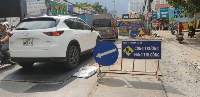 Lô cốt đường ống nước “án ngự” giữa đường, dân kêu trời vì kẹt xe, buôn bán ế ẩm - Hình 3 Lo cot duong ong nuoc “an ngu” giua duong, dan keu troi vi ket xe, buon ban e am-Hinh-3