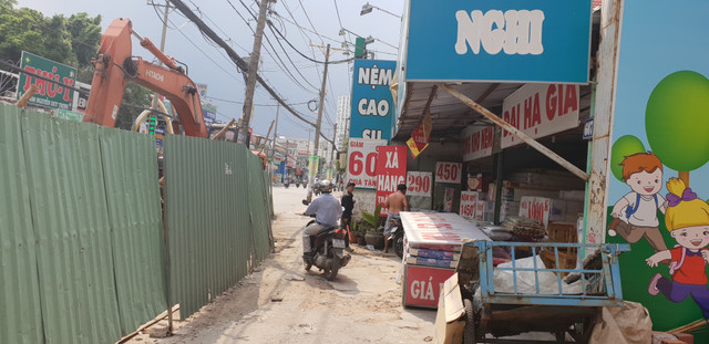 Lô cốt đường ống nước “án ngự” giữa đường, dân kêu trời vì kẹt xe, buôn bán ế ẩm - Hình 2 Lo cot duong ong nuoc “an ngu” giua duong, dan keu troi vi ket xe, buon ban e am-Hinh-2