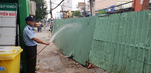 Lô cốt đường ống nước “án ngự” giữa đường, dân kêu trời vì kẹt xe, buôn bán ế ẩm - Hình 6 Lo cot duong ong nuoc “an ngu” giua duong, dan keu troi vi ket xe, buon ban e am-Hinh-6