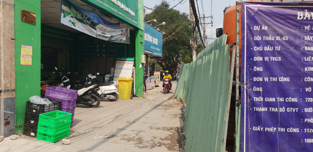 Lô cốt đường ống nước “án ngự” giữa đường, dân kêu trời vì kẹt xe, buôn bán ế ẩm - Hình 4 Lo cot duong ong nuoc “an ngu” giua duong, dan keu troi vi ket xe, buon ban e am-Hinh-4