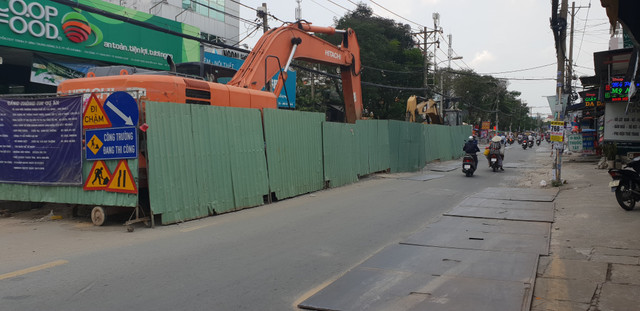 Lô cốt đường ống nước “án ngự” giữa đường, dân kêu trời vì kẹt xe, buôn bán ế ẩm Lo cot duong ong nuoc “an ngu” giua duong, dan keu troi vi ket xe, buon ban e am