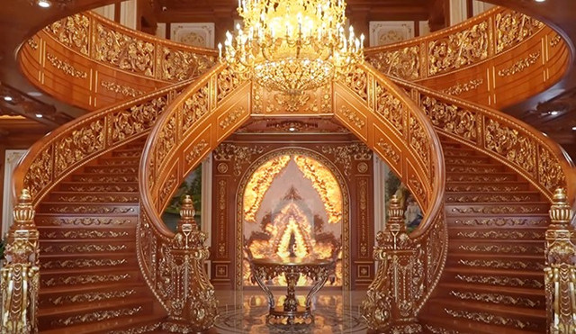 Cận cảnh dinh thự Lang Truyền được dát vàng rộng 3.000m2 - Hình 4 Can canh dinh thu Lang Truyen duoc dat vang rong 3.000m2-Hinh-4