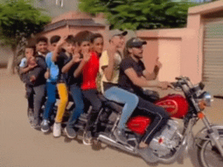 Choáng với chiếc xe máy độ dài chở được đến 8 người Choang voi chiec xe may do dai cho duoc den 8 nguoi