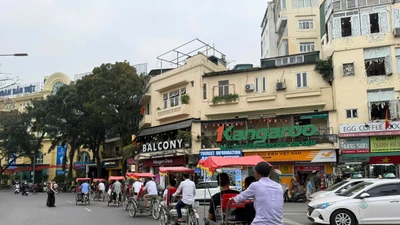 Xích lô Hà Nội chuyển đổi sang điện: Giữ gìn nét truyền thống hay đổi mới?