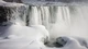 Thác Niagara bị đóng băng một phần trong đợt tuyết dày kỷ lục