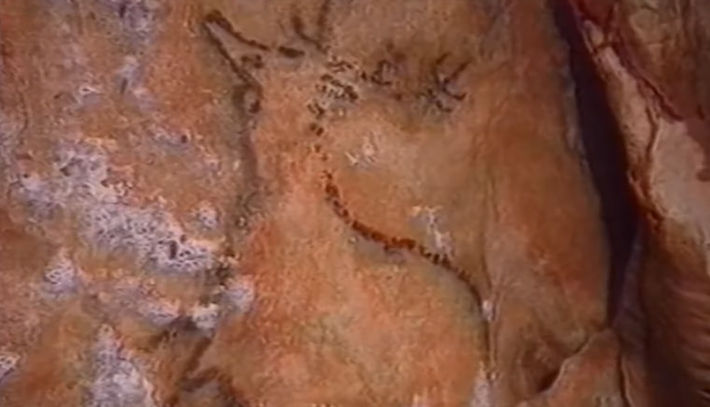 Hang động này cũng chứa các họa tiết khắc như chữ thập, chấm và đường thẳng, cùng với các loài động vật như ngựa, hươu, và các hình người mang tính chất hoang dã rõ nét. Ảnh: @Jespa.