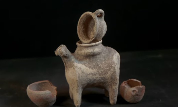 Được chôn cất nguyên vẹn, bộ hiện vật này lần đầu tiên cung cấp cho cho giới khảo cổ một cái nhìn sâu sắc về nghi lễ của người Canaan. Ảnh: @Cơ quan Cổ vật Israel.