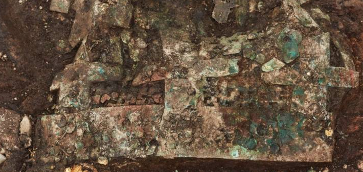 Chiếc vương miện được làm bằng đồng và sau đó được phủ một lớp vàng mỏng, nó còn được trang trí bằng những hạt vàng và những mảnh ngọc bích. Ảnh: @Cơ quan Di sản Hàn Quốc.