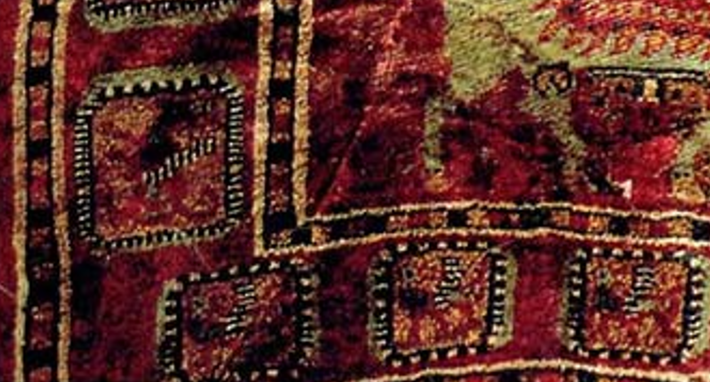 Những họa tiết này gợi nhớ đến những họa tiết từng được tìm thấy trong các tấm thảm thời Turkmenistan và Seljuk sau này, cũng như các tấm thảm kilim Thổ Nhĩ Kỳ hiện đại. Ảnh: @archaeologyart.