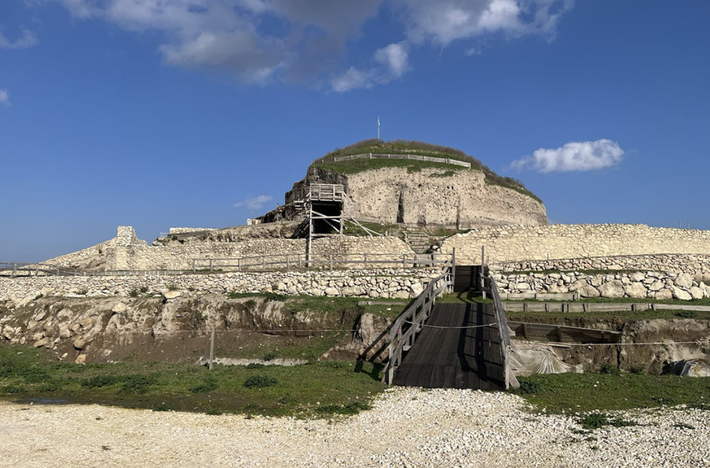 Gần đây, khi đang tiến hành khai quật tại khu phức hợp tiền sử Provadia–Solnitsata ở Đông Bắc Bulgaria, các chuyên gia đến từ Bảo Tàng Quốc gia Bulgaria bất ngờ tìm thấy nhiều di tích cổ xưa độc lạ. Ảnh: @Bảo Tàng Quốc gia Bulgaria.
