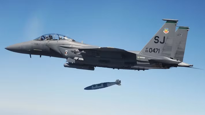 Giữa lúc xung đột Trung Đông leo thang, phi đội F-15E Strike Eagle của Không quân Mỹ đã liều lĩnh thử nghiệm một biện pháp chưa từng có: dùng bom dẫn đường bằng laser (LJDAM) để bắn hạ máy bay không người lái kamikaze của Iran, sau khi kho tên lửa trên máy bay đã cạn sạch.