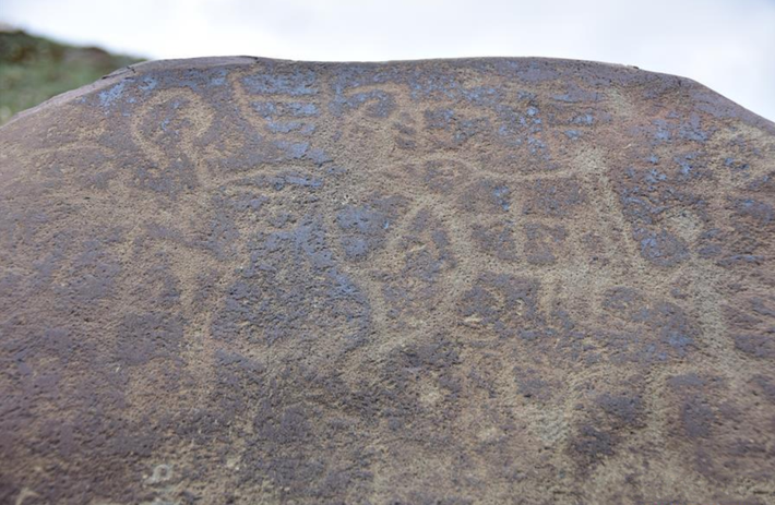 Các kỹ thuật thăm dò, phân tích khảo cổ học chuyên sâu cho thấy, bức tranh đá khắc họa hình con người và cả động vật. Ảnh: @Hiệp Hội Nghệ Thuật Khắc Đá Trung Quốc.