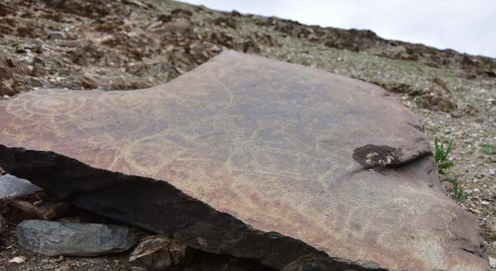 Đó là một bức tranh chạm khắc đá, ước tính có niên đại khoảng 2.000 năm tuổi. Ảnh: @Hiệp Hội Nghệ Thuật Khắc Đá Trung Quốc.