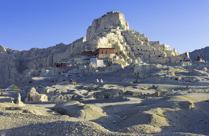 Khi tiến hành khai quật gần thị trấn Chindu thuộc Tây Tạng, vùng phía tây bắc Trung Quốc, các chuyên gia đến từ Hiệp Hội Nghệ Thuật Khắc Đá Trung Quốc bất ngờ tìm thấy một hiện vật lạ. Ảnh: @Hiệp Hội Nghệ Thuật Khắc Đá Trung Quốc.