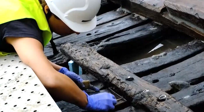 Khám phá này mở ra một cánh cửa quan trọng vào quá khứ lịch sử phong phú của Barcelona, và giúp chúng ta hiểu rõ hơn về hoạt động hàng hải Thời Trung Cổ. Việc phân tích chi tiết và bảo tồn hài cốt tàu sẽ tạo nên một di sản quý giá cho các thế hệ tương lai. Ảnh: @Bảo Tàng Barcelona.