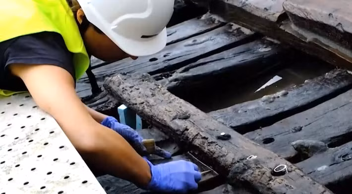 Khám phá này mở ra một cánh cửa quan trọng vào quá khứ lịch sử phong phú của Barcelona, và giúp chúng ta hiểu rõ hơn về hoạt động hàng hải Thời Trung Cổ. Việc phân tích chi tiết và bảo tồn hài cốt tàu sẽ tạo nên một di sản quý giá cho các thế hệ tương lai. Ảnh: @Bảo Tàng Barcelona.