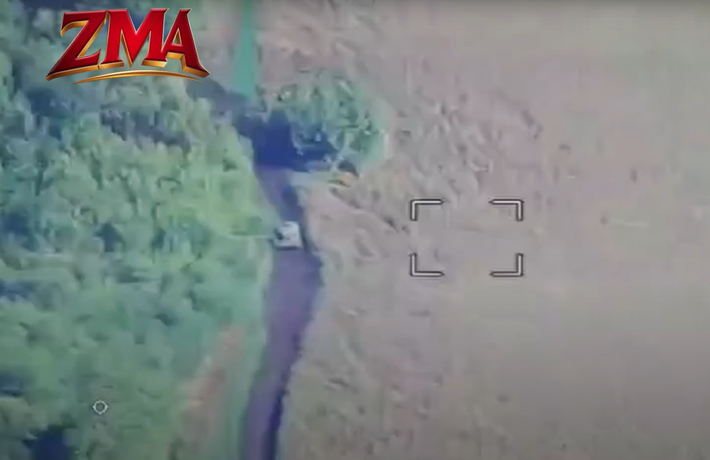 Mặc dù từng là mũi nhọn tấn công của Nga, nhưng giờ đây, các đoàn xe thiết giáp ngày càng trở nên dễ bị tấn công bởi máy bay không người lái, điều này buộc các chỉ huy Nga phải xem xét lại việc sử dụng chúng tối đa trên chiến trường. Ảnh: @Trung đoàn Tấn công Độc lập 224.