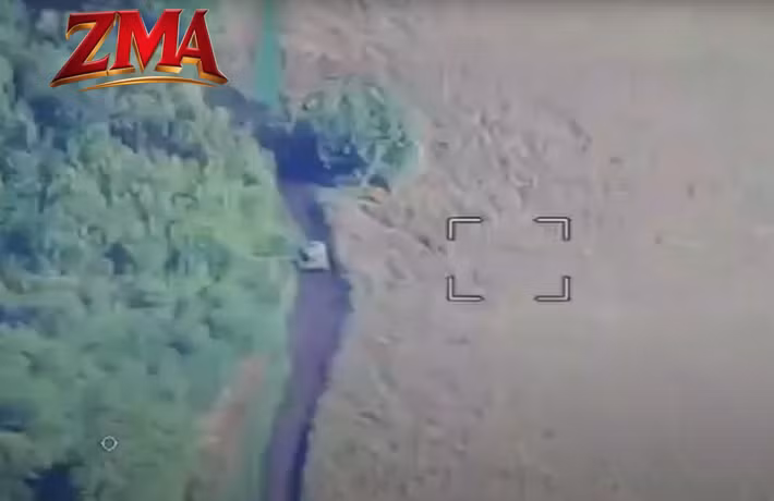 Mặc dù từng là mũi nhọn tấn công của Nga, nhưng giờ đây, các đoàn xe thiết giáp ngày càng trở nên dễ bị tấn công bởi máy bay không người lái, điều này buộc các chỉ huy Nga phải xem xét lại việc sử dụng chúng tối đa trên chiến trường. Ảnh: @Trung đoàn Tấn công Độc lập 224.