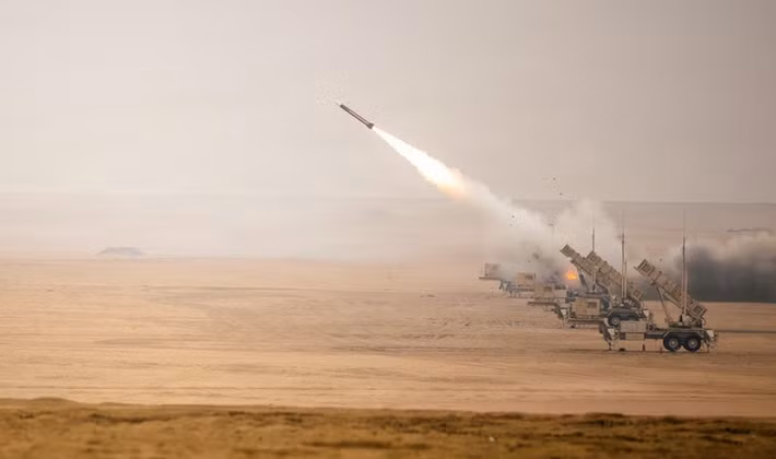 Câu hỏi then chốt là liệu hệ thống phòng không cơ động như Patriot có đủ khả năng bảo vệ lực lượng đang di chuyển trước các đòn đánh liên tục hay không.