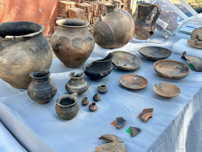 Các nhà khảo cổ học hàng đầu Rodríguez và Sebastián Celestino lưu ý rằng, bàn thờ bằng đá cẩm thạch cổ nhất của Hy Lạp được khai quật cùng với các đồ gốm, bao gồm cả những chiếc cốc uống nước từ Athens cổ đại, cho thấy mối liên hệ mật thiết với thế giới Hy Lạp. Ảnh: @Viện Khảo cổ học Cổ điển Catalan.