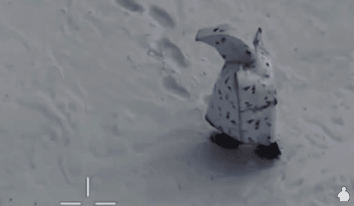 Hệ thống ngụy trang này dường như được thiết kế để sử dụng trong các hoạt động mùa đông, với lớp vỏ ngoài lỏng lẻo nhằm làm mờ hình dáng con người và hòa mình vào môi trường tuyết. Binh lính Ukraine cho biết trên thực tế, thiết kế này hạn chế khả năng di chuyển và khiến người mặc dễ bị phát hiện hơn khi di chuyển trên địa hình bằng phẳng. Ảnh: @Defence_blog.