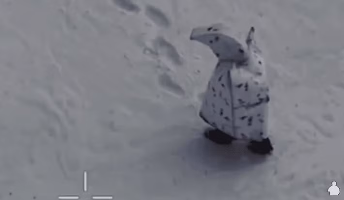 Hệ thống ngụy trang này dường như được thiết kế để sử dụng trong các hoạt động mùa đông, với lớp vỏ ngoài lỏng lẻo nhằm làm mờ hình dáng con người và hòa mình vào môi trường tuyết. Binh lính Ukraine cho biết trên thực tế, thiết kế này hạn chế khả năng di chuyển và khiến người mặc dễ bị phát hiện hơn khi di chuyển trên địa hình bằng phẳng. Ảnh: @Defence_blog.