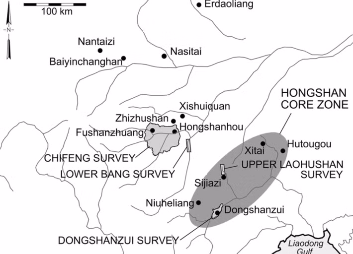 Ngôi mộ này có niên đại từ thời kỳ văn hóa Hồng Sơn đạt đỉnh cao trong khu vực. Người dân thuộc nền văn hóa này làm nông nghiệp, xây dựng các thành phố lớn và chế tác các vật phẩm tinh xảo. Ảnh: @Sun Jinsong.