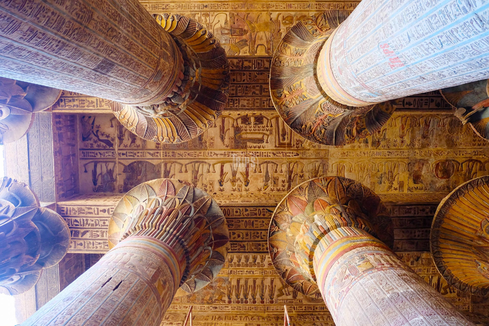 Đền Esna này là một công trình bằng đá sa thạch dài 37 mét, rộng 20 mét và cao 15 mét. Với 24 cột chống đỡ mái, ngôi đền đã thu hút sự quan tâm đáng kể từ các nhà sử học nghệ thuật, đặc biệt là 18 cột có đầu cột được trang trí bằng nhiều họa tiết thực vật khác nhau. Ảnh: @Cục Cổ vật Thượng Ai Cập.