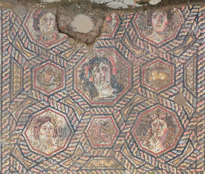 Đáng chú ý nhất là kế bên có hình ảnh một người phụ nữ đeo kẹp tóc hình càng cua quái lạ, mái tóc có điểm họa tiết những cây tảo. Ảnh: @Bảo tàng İznik.