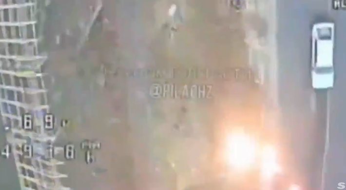 Trước đây, các nhà điều hành quân sự Ukraine là những người đầu tiên sử dụng máy bay không người lái FPV mang thuốc nổ nhiệt nhôm vào năm 2024, chủ yếu để đốt các hàng cây che khuất vị trí chiến lược của quân Nga. Sau đó, lực lượng Nga đã áp dụng công nghệ này và cố gắng sử dụng cách thức này qua các máy bay không người lái. Ảnh: @distant_earth83.