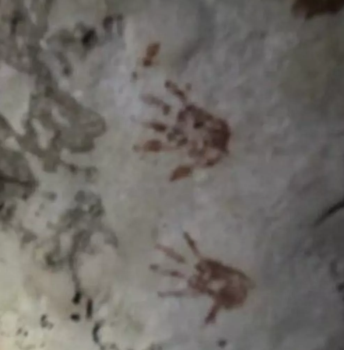 Đó là 137 dấu tay màu đen, đỏ và xám in hàng loạt trên các bức tường hang động ở Bán đảo Yucatan. Ảnh: @Bảo Tàng Quốc Gia Mexico.