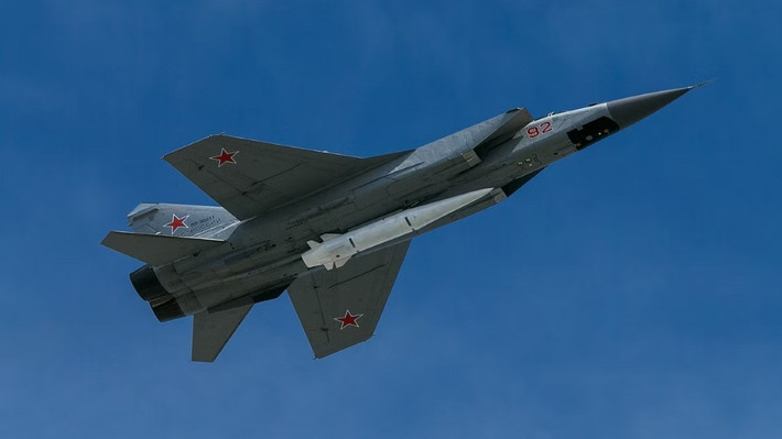 Đêm 16/10, bầu trời Ukraine lại rực sáng bởi loạt đạn tên lửa siêu thanh từ hướng Đông. Bộ Quốc phòng Nga tuyên bố Lực lượng Vũ trang nước này đã tiến hành một đợt tấn công quy mô lớn, phối hợp trên không - trên biển - trên bộ nhằm vào các cơ sở hạ tầng năng lượng khí đốt của Ukraine, nơi được cho là cung cấp nhiên liệu và năng lượng cho ngành công nghiệp quốc phòng Kiev.