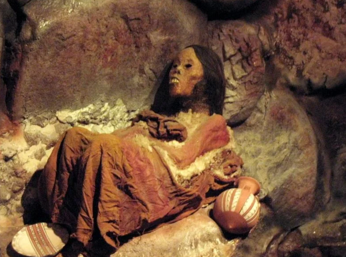 Gần đây, bốn xác ướp trẻ em được tìm thấy trên các ngọn núi lửa Ampato và Sara Sara ở Peru, mang đến những hiểu biết mới về cả nghi lễ và cách đối xử với các nạn nhân sau khi hiến tế. Ảnh: @Đại học Warsaw.