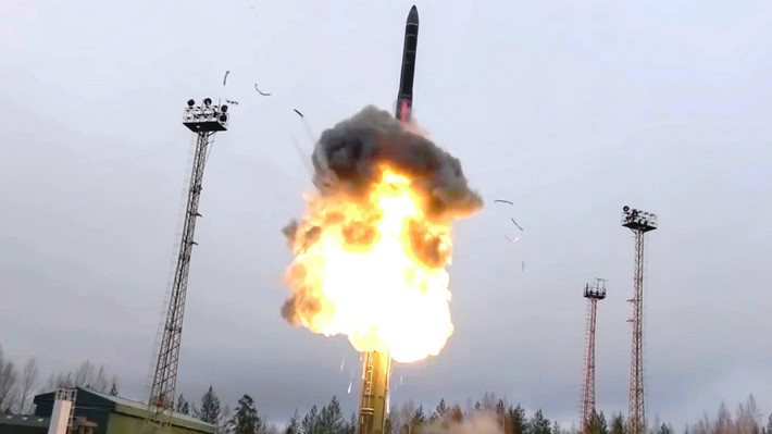 Trong cấu hình hạt nhân, Oreshnik có thể mang nhiều đầu đạn hồi quy độc lập, phục vụ răn đe khu vực. Ở vai trò thông thường, tên lửa này được cho là có khả năng mang các đầu đạn con công suất cao, phù hợp để tấn công sân bay, khu công nghiệp và hạ tầng năng lượng.