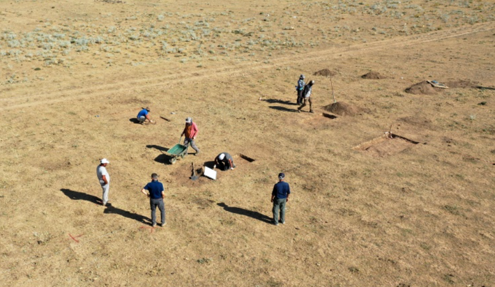 Trong quá trình khai quật tại Quận Malazgirt này, các chuyên gia đến từ trường Đại học Muğla Sıtkı Koçman bất ngờ tìm thấy hàng trăm vật thể lạ cổ xưa. Ảnh: @Đại học Muğla Sıtkı Koçman.